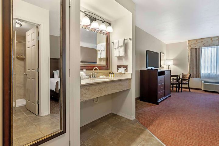 2 Queen Beds High Speed Internet Accessible First Floor Pet Friendly Room Coffee Maker Shower Only Full Breakfast (10 of 27)