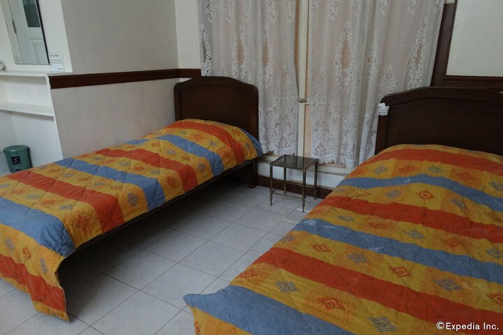 Room 6 of 28