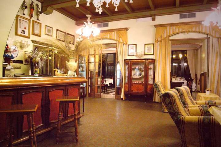 Lounge 52 of 65