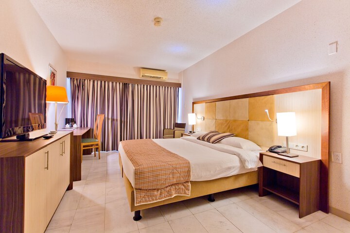 Room 15 of 36