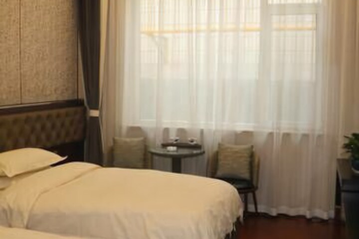 Room 4 of 8