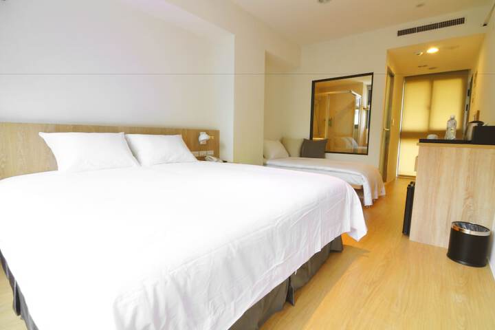 Room 40 of 77