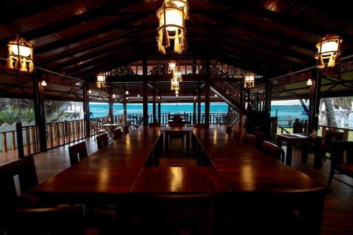 Dining 8 of 12