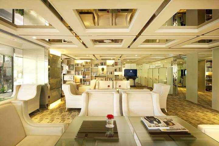 Lounge 58 of 65