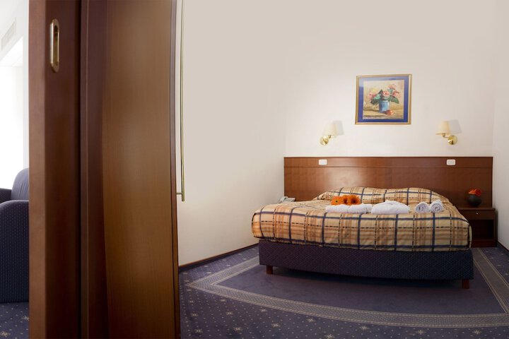 Room 4 of 17