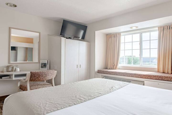 1 Queen Bed Flatsc Windst High Speed Continental Breakfast (1 of 26)