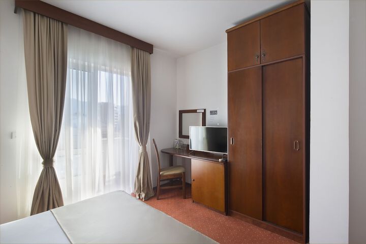 Room 2 of 95