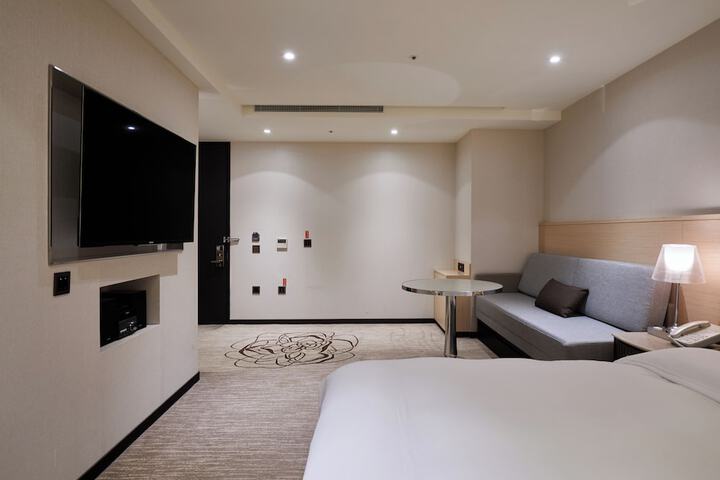 Room 50 of 86