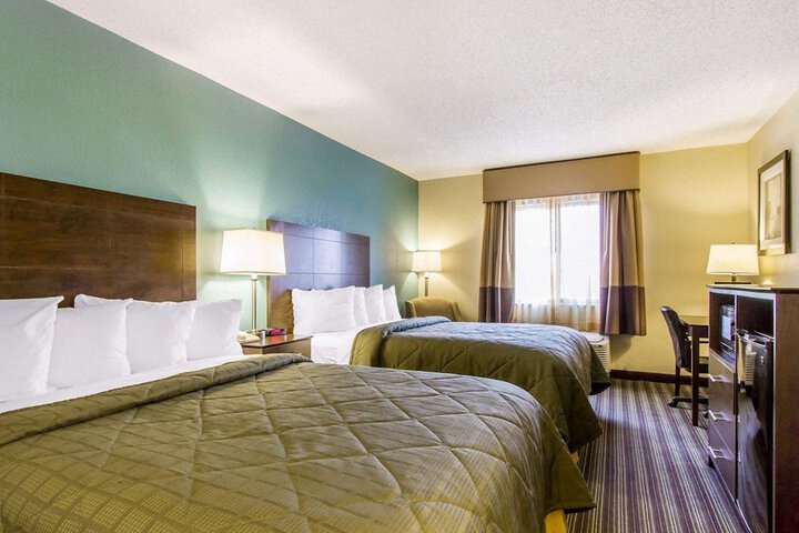 2 Queen Beds (5 of 8)
