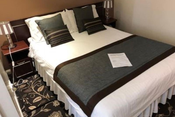 Room 32 of 65