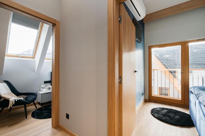 Room 2 of 903