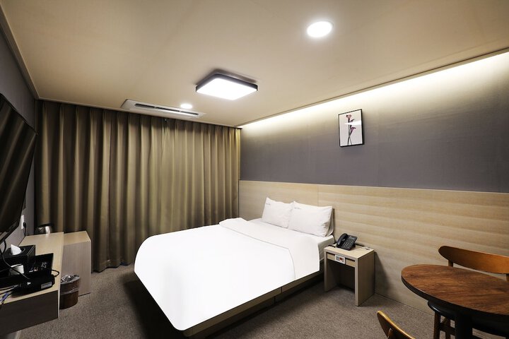 Room 32 of 62