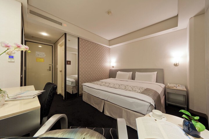 Room 12 of 42