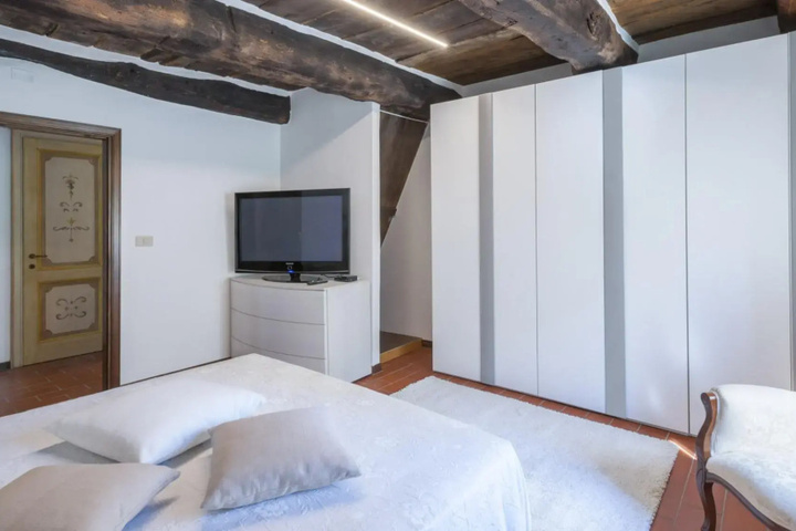 Room 3 of 18
