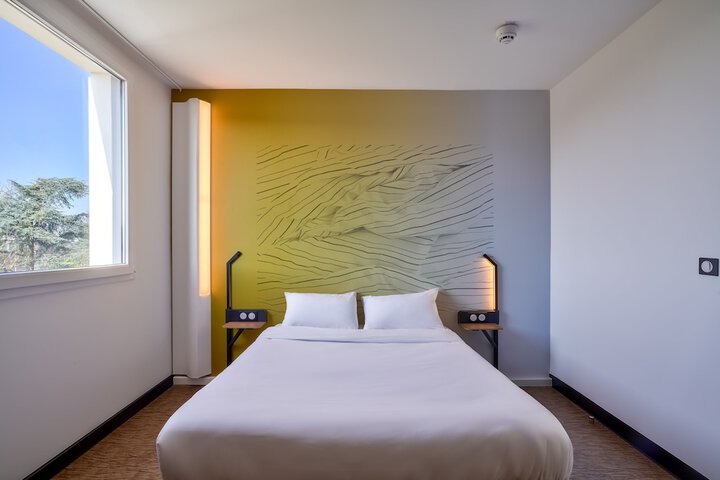 Room 12 of 37