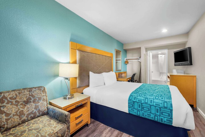 1 Queen Bed (5 of 23)