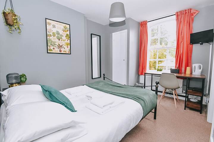 Room 8 of 28