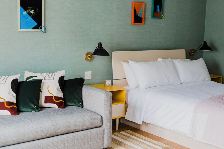 1 Queen Bed (12 of 29)