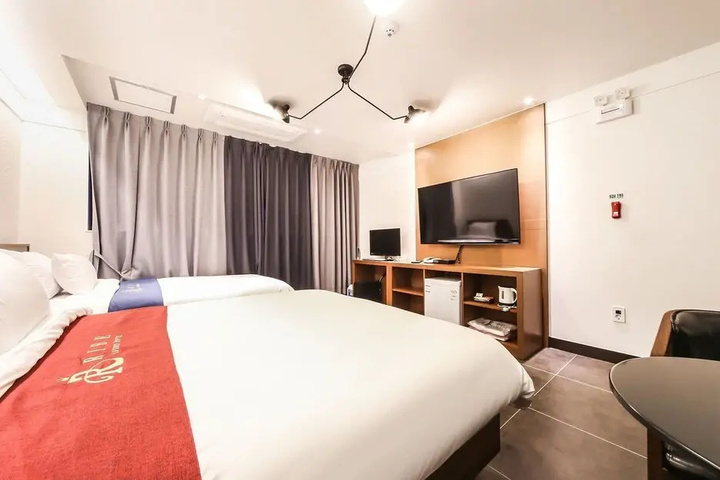 Room 6 of 23