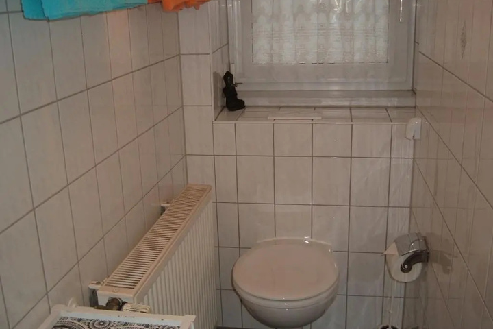 Room 4 of 8