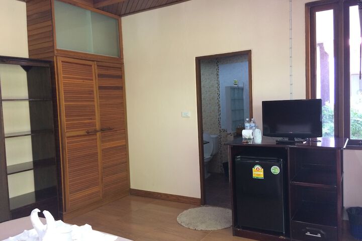 Room 2 of 77