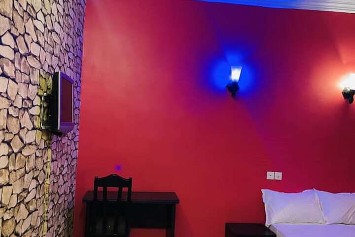 Room 10 of 27