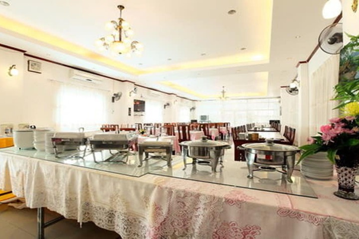 Dining 72 of 77