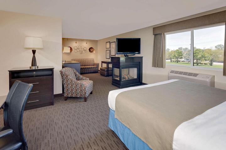 2 Queen Beds (14 of 16)