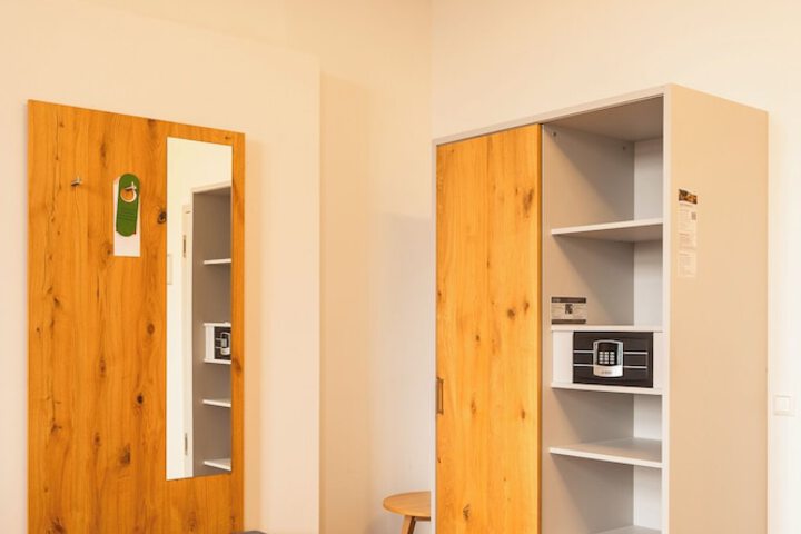 Room 8 of 25