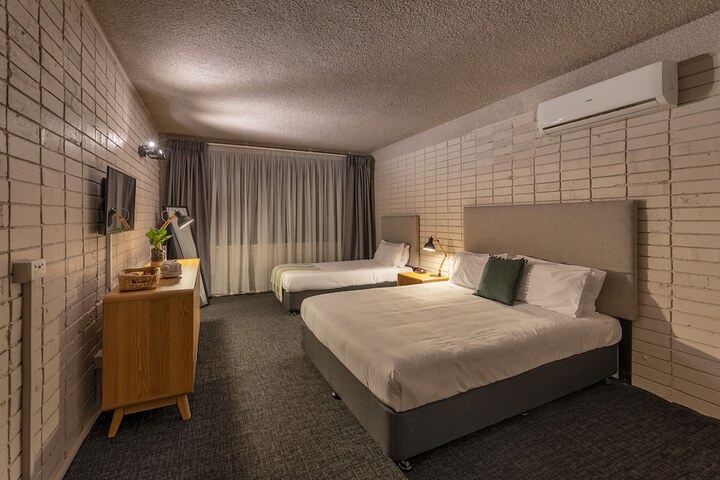 Room 6 of 16