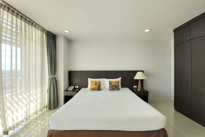 Room 13 of 32