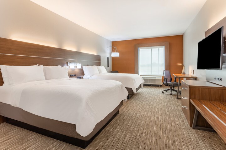 2 Queen Beds (2 of 15)