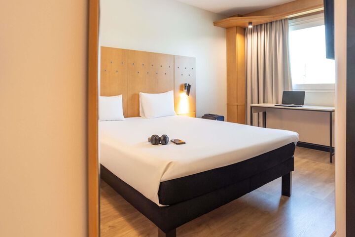 Room 10 of 77