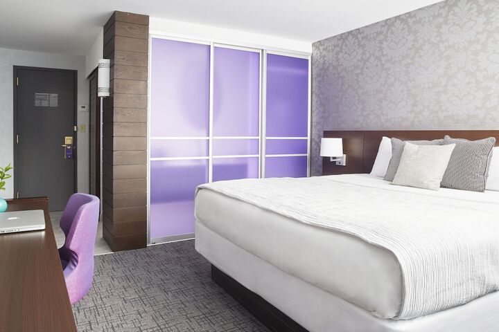 1 King Bed (3 of 6)