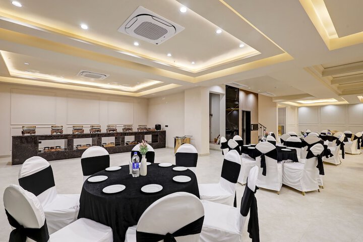 Ballroom/Hall 76 of 98
