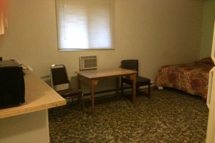 Room 4 of 9