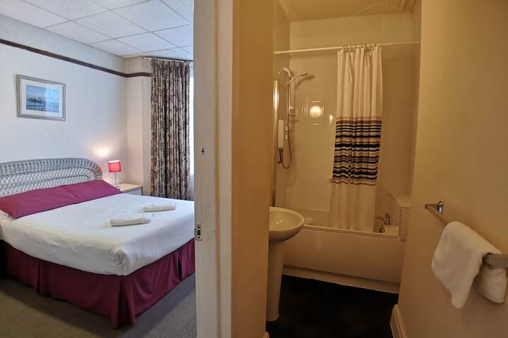 Room 9 of 102