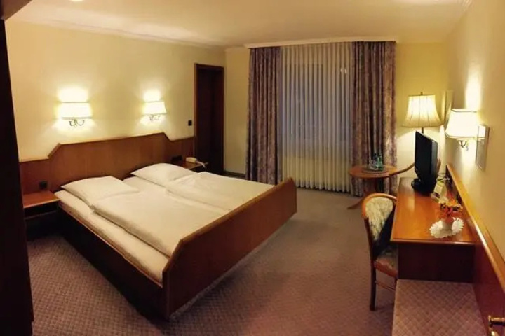 Room 7 of 14