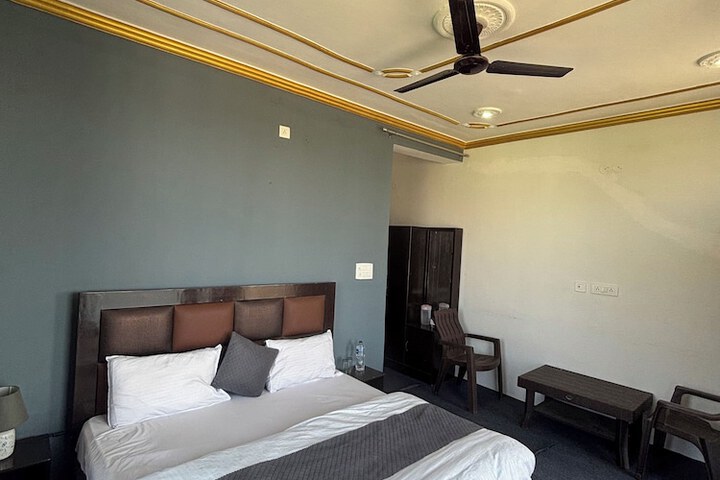 Room 9 of 18