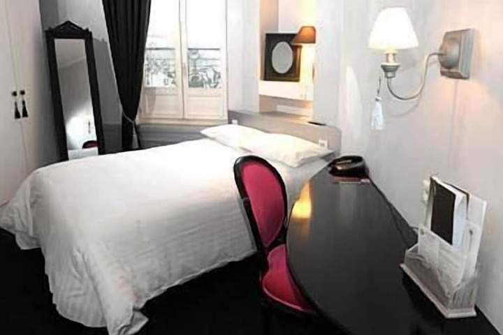 Room 9 of 42