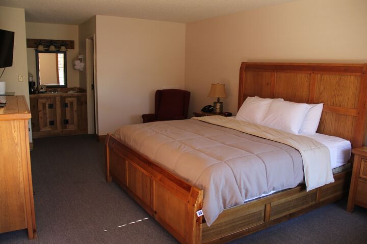 1 King Bed Lake View (13 of 14)