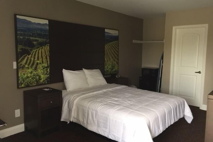 1 Queen Bed (8 of 8)