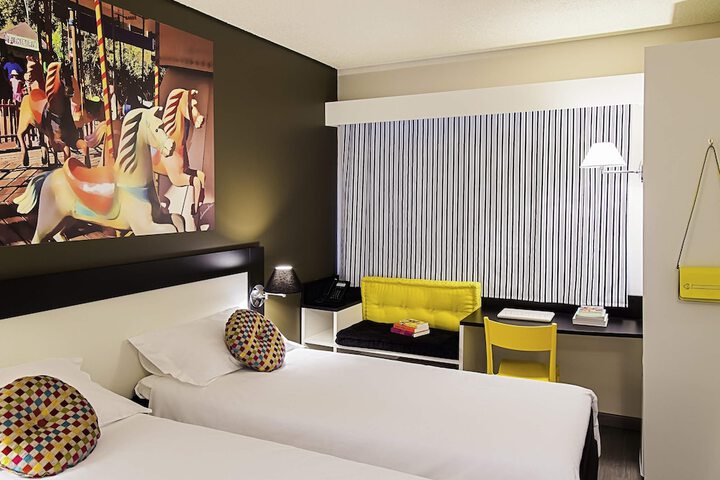 Room 2 of 39
