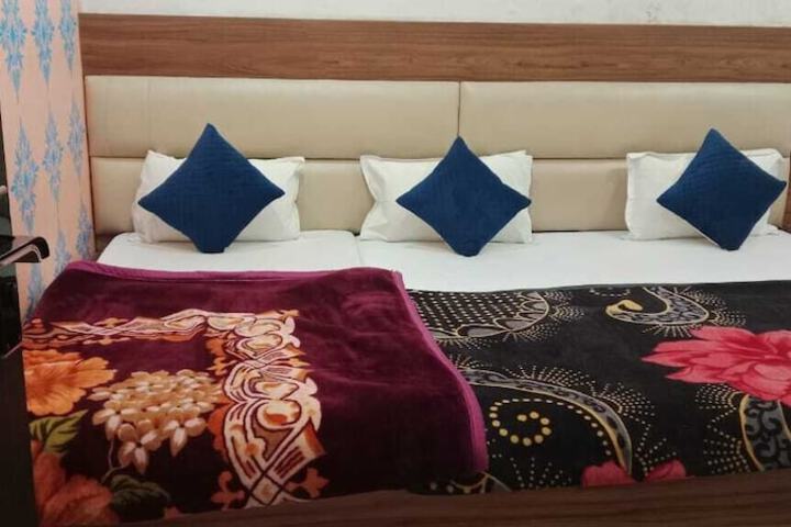 Room 4 of 9