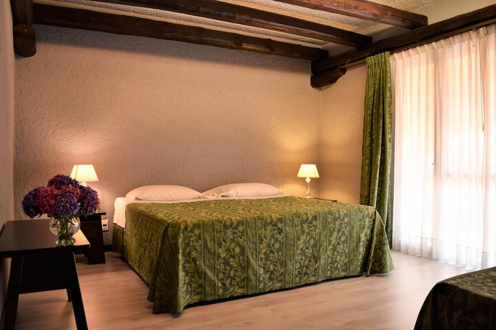 Room 2 of 34