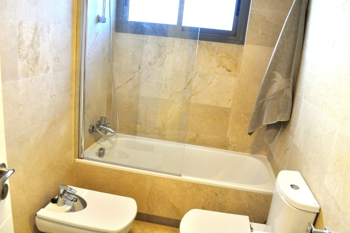 Room 7 of 12