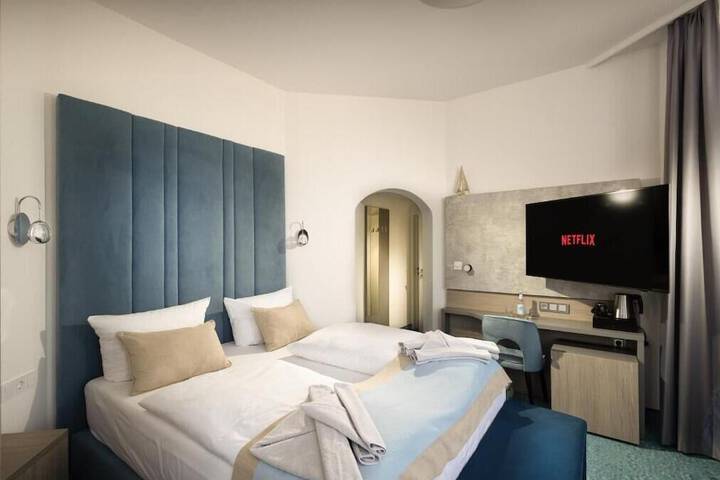 Room 5 of 18