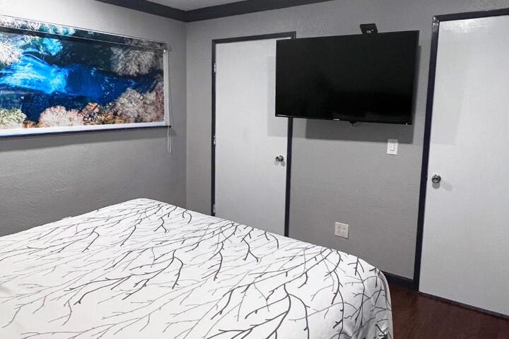 Standard | King Bed (4 of 7)