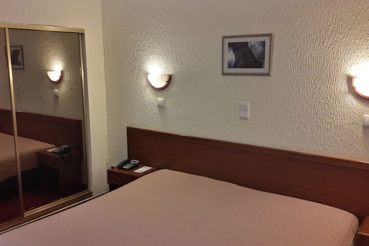 Room 6 of 38