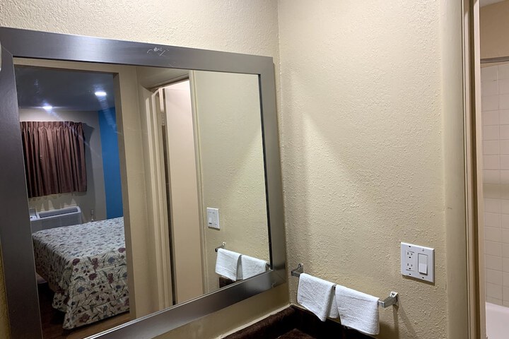Room 2 of 33